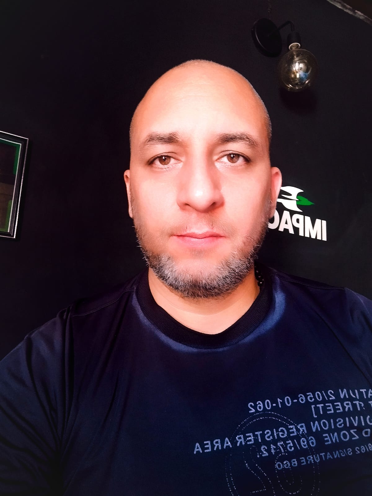 Foto de perfil de hombre sonriente